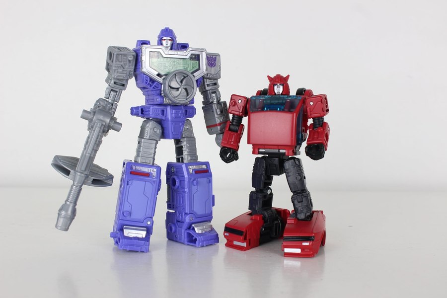 Earthrise Cliffjumper In Hand Photos And More Size Comparisons 12 (12 of 12)